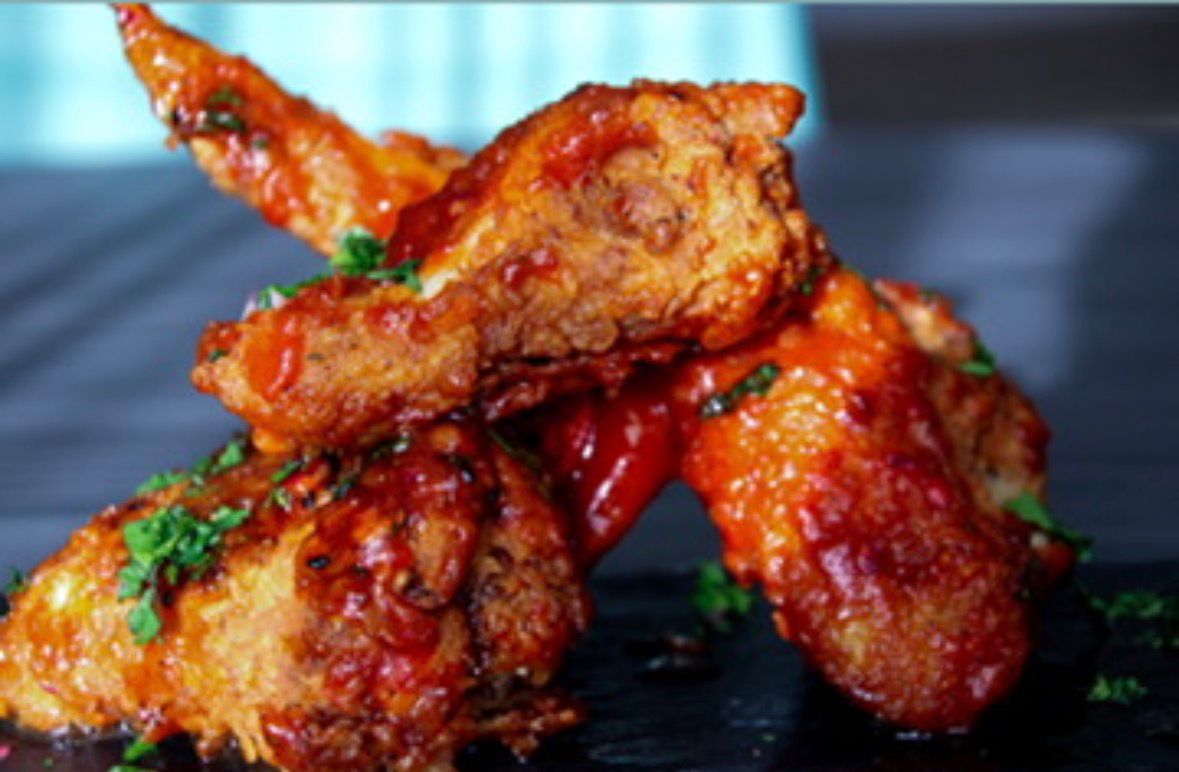 Glazed chicken wings with herbs